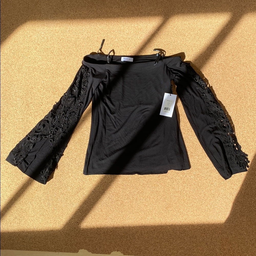 Bailey 44🖤Classic Black Lace split wing sleeves
